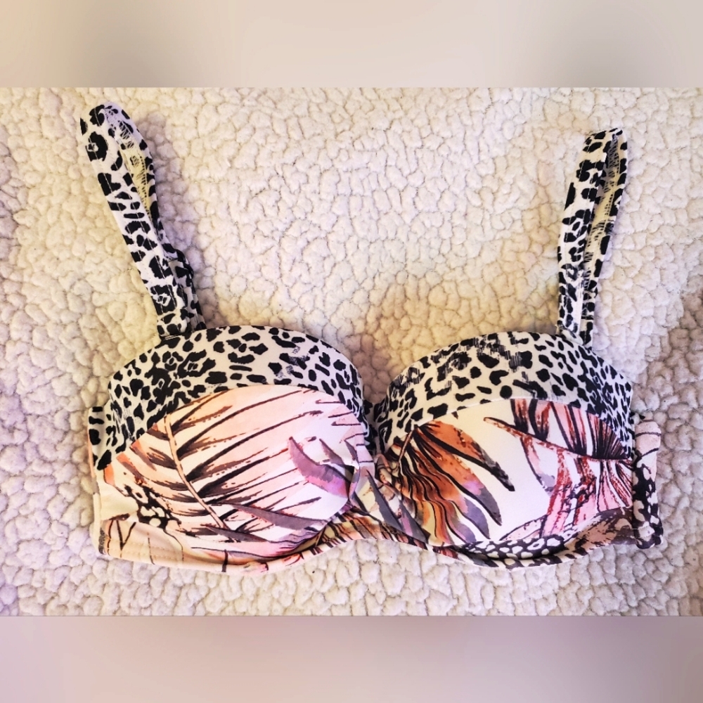 Brand new Venus pushup bikini top